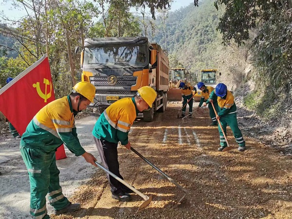 踐初心 暖民心——景谷紅獅組織黨員義務(wù)修路活動